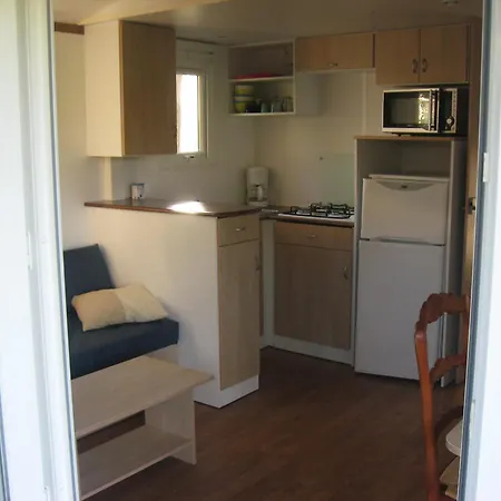 مكان تخييم Espace Des Varennes - Camping, Guinguette, Village Des Transitions *