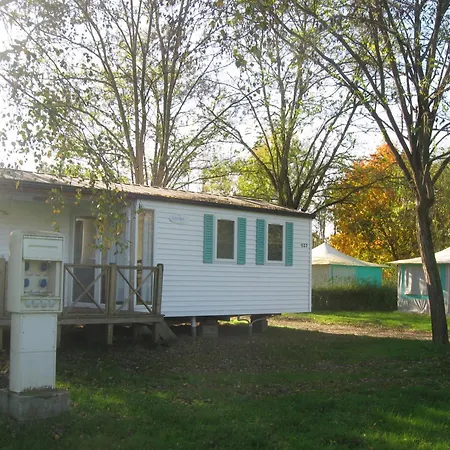 Espace Des Varennes - Camping, Guinguette, Village Des Transitions Κάμπινγκ *