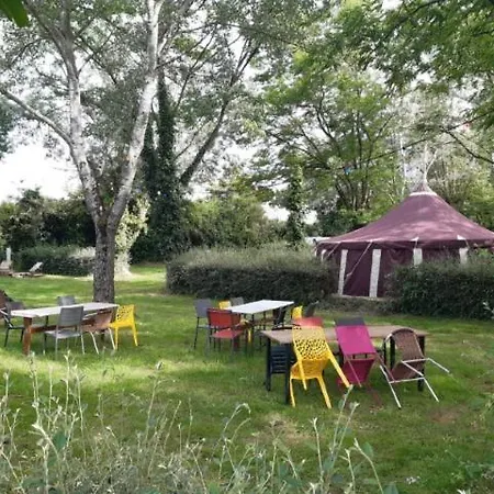 Espace Des Varennes - Camping, Guinguette, Village Des Transitions مكان تخييم